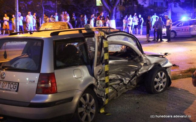 [VIDEO] Accident rutier în Hunedoara: O femeie a fost spulberată pe trotuar de o maşină