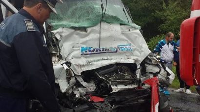 [FOTO] Accident cu 10 victime la limita cu judeţul Caraş-Severin