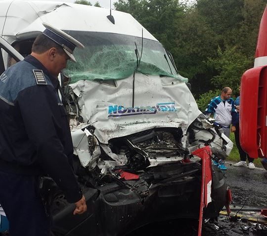 [FOTO] Accident cu 10 victime la limita cu judeţul Caraş-Severin