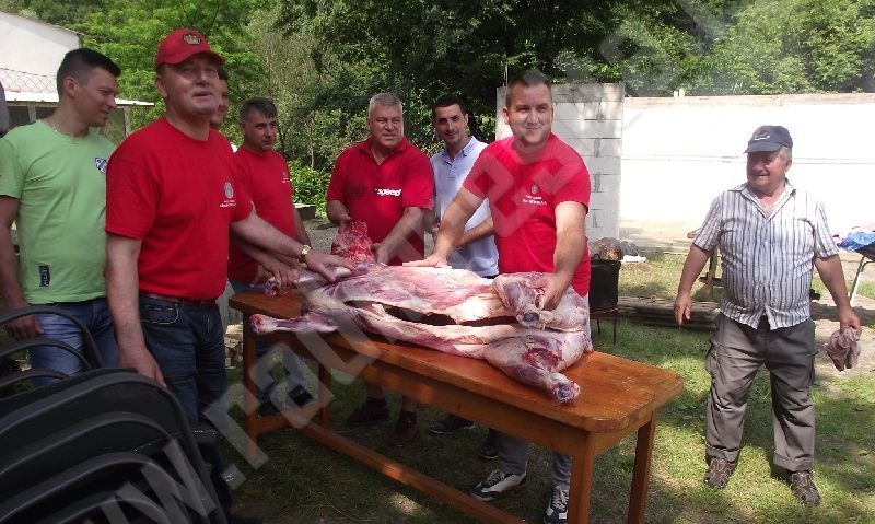 [FOTO] Poliţiştii de pe Valea Cernei – bucătari pentru o zi…