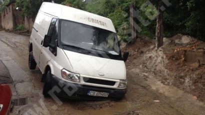 [FOTO] Se întâmplă în Reşiţa: Autoutilitară căzută într-o groapă de peste un metru