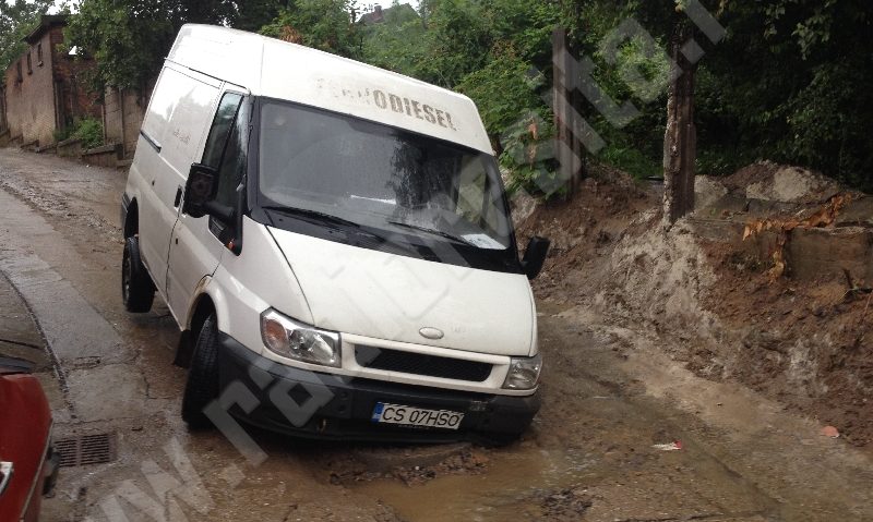 [FOTO] Se întâmplă în Reşiţa: Autoutilitară căzută într-o groapă de peste un metru