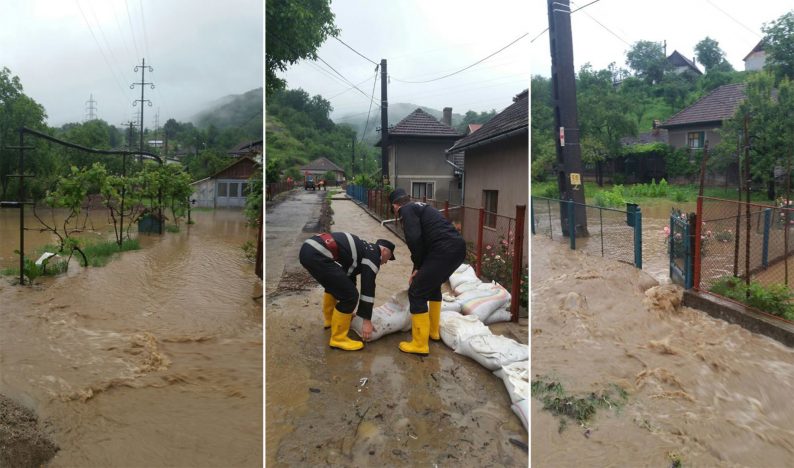 Peste 250 de oameni din localitatea Peștișu Mare, evacuați de pompieri din calea apelor