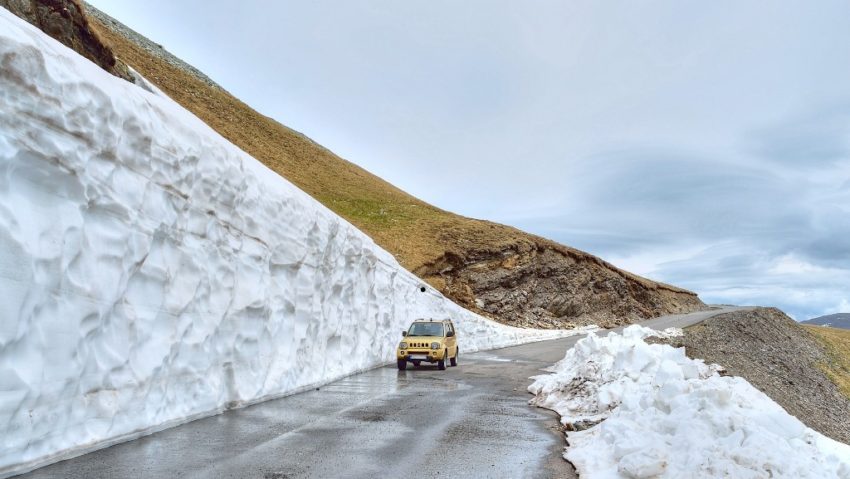 Transalpina s-a redeschis traficului rutier din acest week-end. Noaptea, circulaţia pe cea mai înaltă şosea din România este interzisă