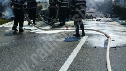 [FOTO] Accident soldat cu doi morţi şi tiruri incendiate pe DN 6