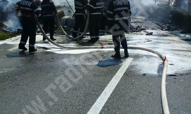 [FOTO] Accident soldat cu doi morţi şi tiruri incendiate pe DN 6