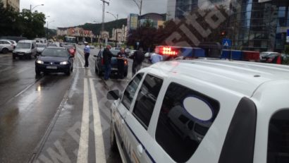 [FOTO] Accident „clasic” pe trecerea de pietoni. O femeie a ajuns la spital