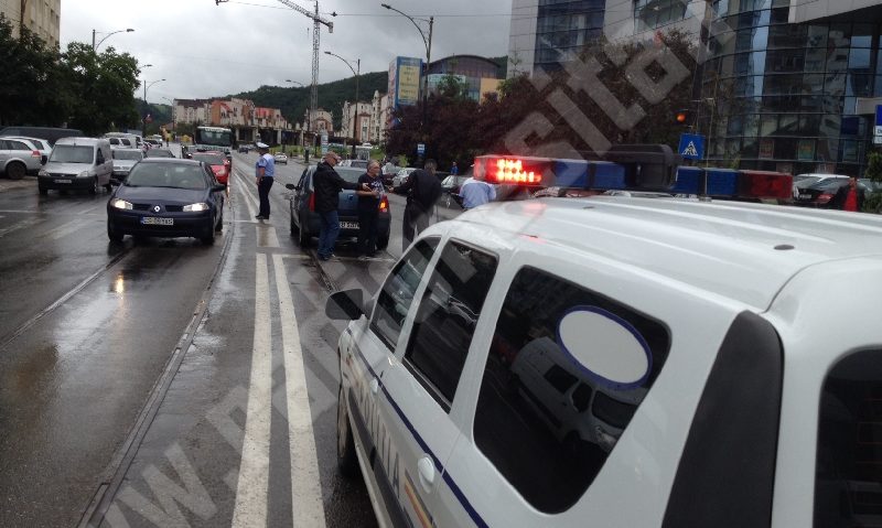 [FOTO] Accident „clasic” pe trecerea de pietoni. O femeie a ajuns la spital