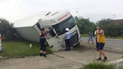 [FOTO] Un TIR cu pepeni s-a oprit într-un cap de pod la Belinţ, după ce şoferul a adormit la volan