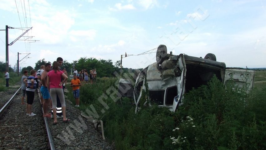 [FOTO] Grav accident feroviar, după ce un tren a lovit un microbuz