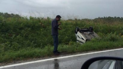 [FOTO] Neadaptarea vitezei la condiţiile de drum pe timp de ploaie, cauza unui grav accident rutier