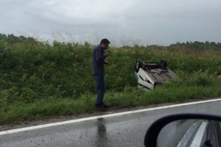 [FOTO] Neadaptarea vitezei la condiţiile de drum pe timp de ploaie, cauza unui grav accident rutier