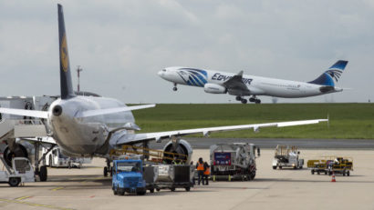 Airbusul EgyptAir a aterizat de urgentă de cel puţin trei ori, cu 24 de ore înainte să se prăbuşeaşcă