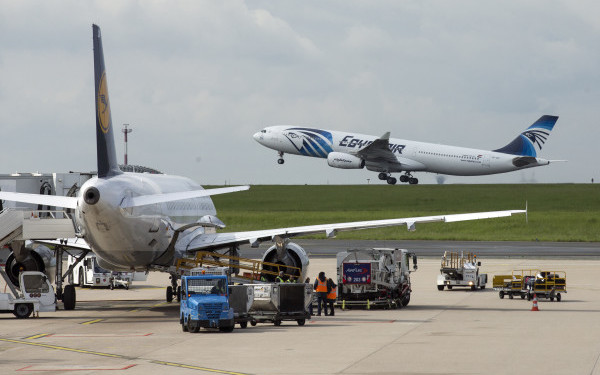 Airbusul EgyptAir a aterizat de urgentă de cel puţin trei ori, cu 24 de ore înainte să se prăbuşeaşcă