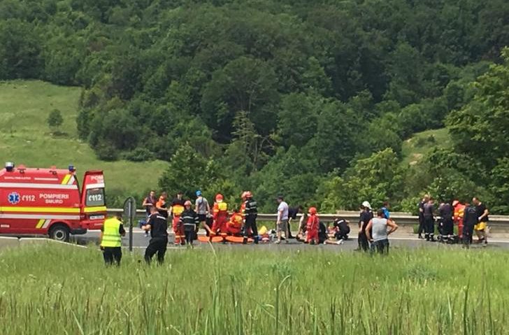 Un autocar care transporta copii s-a răsturnat între Braşov şi Făgăraş. Un copil şi 3 adulţi au murit, 14 răniţi