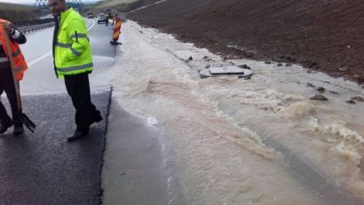 [FOTO] Autostrada Timişoara – Lugoj, inundată de apa venită de pe dealuri