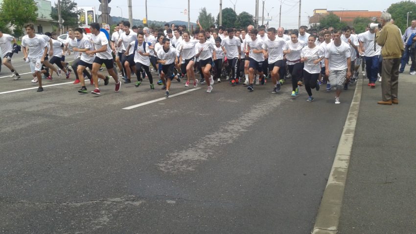 [AUDIO-FOTO] Participare numeroasă la Crosul Olimpic Reșița 2016. Imnul Olimpic a răsunat în Parcul Tricolorului