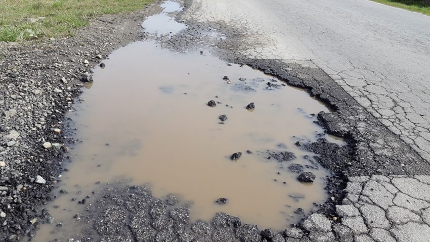 Capcanele drumurilor din Caraş-Severin. Participanţii la trafic revoltaţi şi supăraţi pe administraţia judeţeană