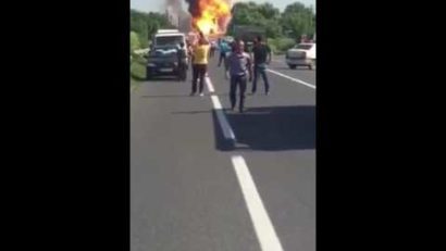 [VIDEO] Explozii în lanţ la Mihăileşti: un tir cu 800 de butelii a luat foc