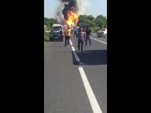 [VIDEO] Explozii în lanţ la Mihăileşti: un tir cu 800 de butelii a luat foc