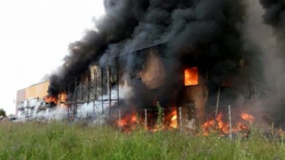 [VIDEO] Incendiu devastator la o fabrică de încălţăminte din Jilava. Un pompier a murit în timpul intervenţiei