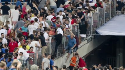 [VIDEO-FOTO] Ca la război! Fanii ruşi i-au bătut pe cei englezi şi în oraş, şi la stadion, unde au intrat cu un lansator de torţe.