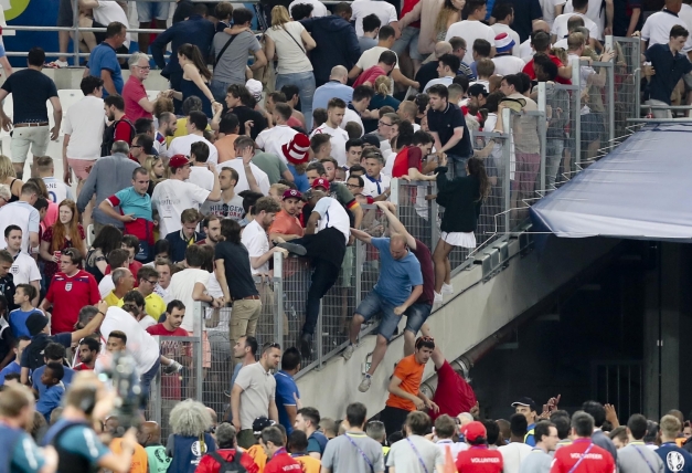 [VIDEO-FOTO] Ca la război! Fanii ruşi i-au bătut pe cei englezi şi în oraş, şi la stadion, unde au intrat cu un lansator de torţe.