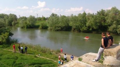 Au plecat la scăldat dar au fost înghiţiţi de apele râului Timiş!