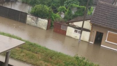 [FOTO-VIDEO] Natura se dezlănţuie în CARAŞ-SEVERIN: Localităţi fără curent, străzi, grădini şi gospodării inundate