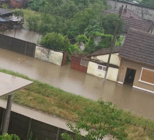 [FOTO-VIDEO] Natura se dezlănţuie în CARAŞ-SEVERIN: Localităţi fără curent, străzi, grădini şi gospodării inundate