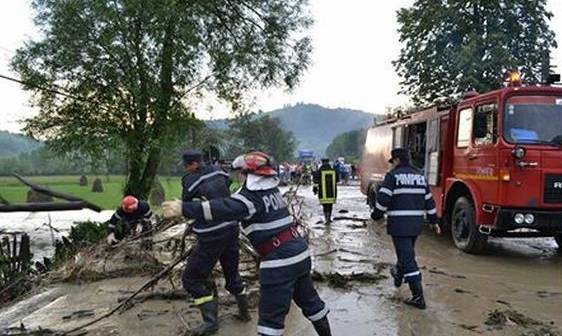 Inundaţii în Timiş. Pompierii nevoiţi să degajeze drumurile de apa adunată pe carosabil