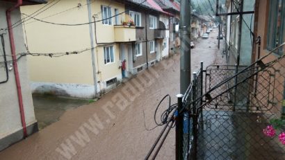 [FOTO-VIDEO] Municipiul Reşiţa sub ape. Circulaţia rutieră este paralizată