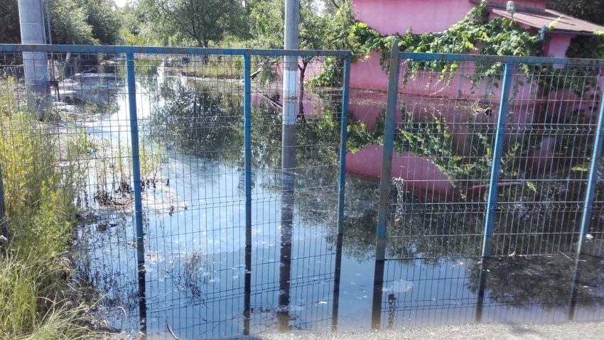 [FOTO] Inundaţii într-o comună din Arad. Apa are aproape un metru înălţime