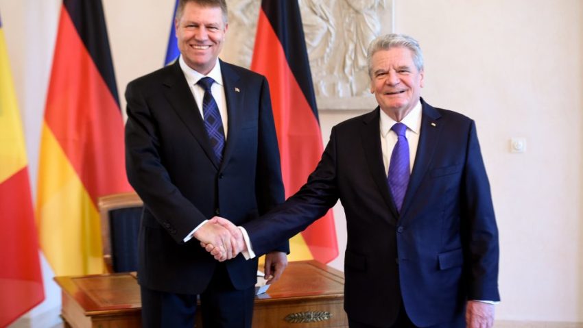 Klaus Iohannis l-a decorat pe președintele Germaniei cu Ordinul Național „Steaua României” în grad de Colan