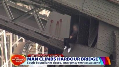 Un bărbat a fost arestat după ce s-a urcat în vârful Podului Sydney Harbour