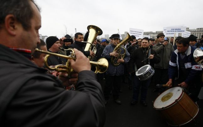 Aproape 10.000 de fermieri protestează din nou faţă de criza din agricultură. Cu ce promisiuni au venit oficialii?