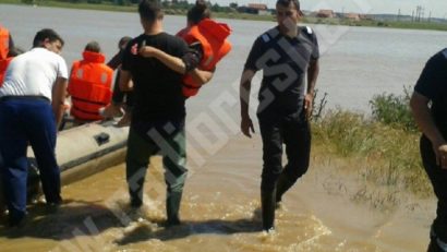 [FOTO] O localitate din Caraş-Severin este izolată. Se poate ajunge doar cu barca