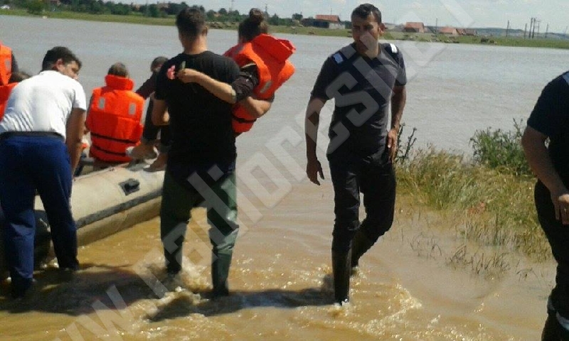 [FOTO] O localitate din Caraş-Severin este izolată. Se poate ajunge doar cu barca