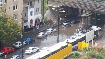 Canalizarea Timişoarei, sufocată de gunoaie. AQUATIM face apel la populaţie să nu mai arunce deşeuri în reţea