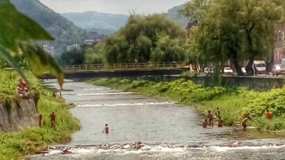 Canicula dă frâu liber imaginaţiei. Un ştrand ad-hoc a răsărit pe Bârzava