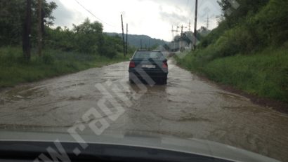 Circulaţie îngreunată în Caraş-Severin. Mai multe drumuri sunt acoperite cu apă