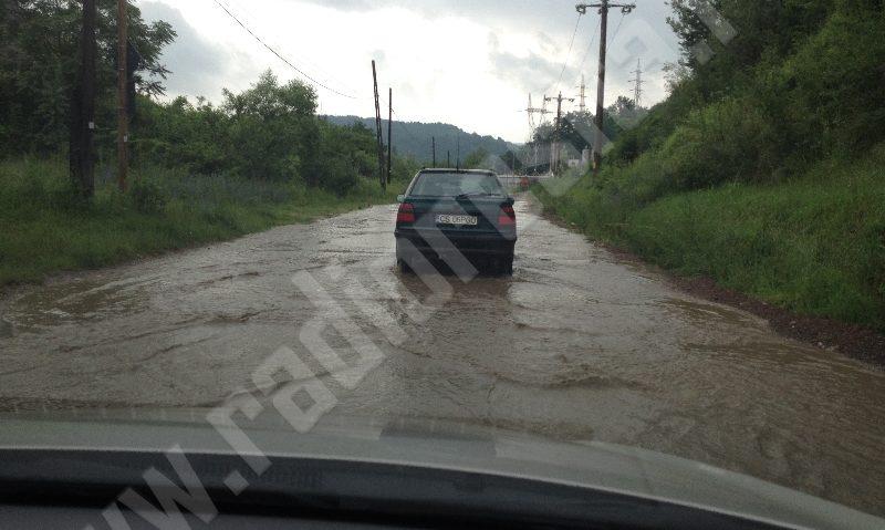 Circulaţie îngreunată în Caraş-Severin. Mai multe drumuri sunt acoperite cu apă