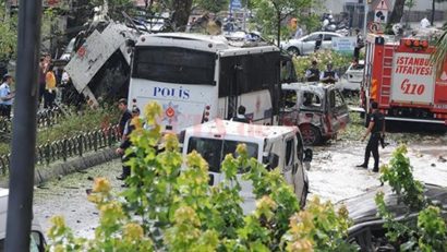 Un autobuz al poliției, vizat de un atac cu bombă în centrul orașului Istanbul