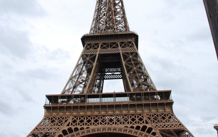 Parisul redeschide Turnul Eiffel pentru public