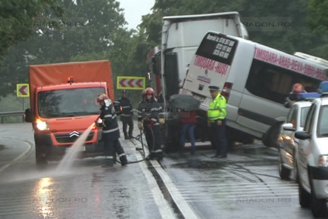 Microbuz în care se aflau 18 nuntaşi, lovit de un TIR pe DN 7