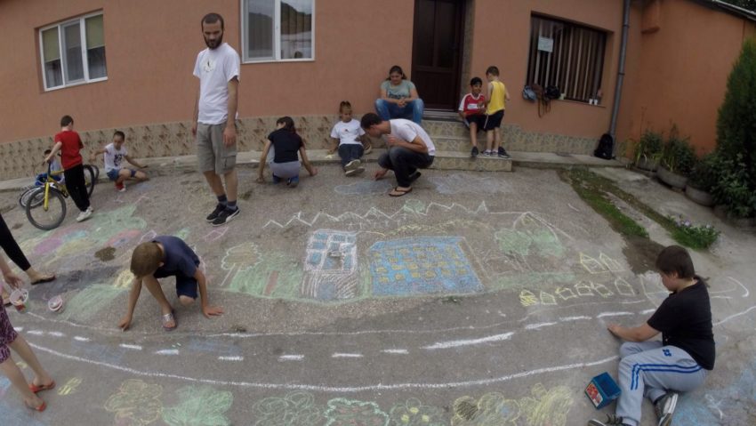 [FOTO] Voluntarii SEV ai Asociaţiei Sirinia au organizat evenimentul „Copilăria – Limbaj Universal” în centrul satului Berzasca