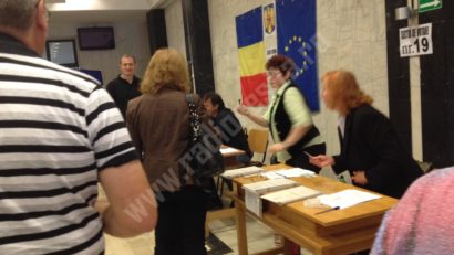 Incident la Domaşnea. Tatăl unui candidat a împiedicat oamenii să voteze