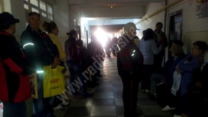 Pensionarii pe caz de boală sunt puşi pe drumuri. Cozi interminabile la Serviciul de expertiză medicală din Caraş-Severin!