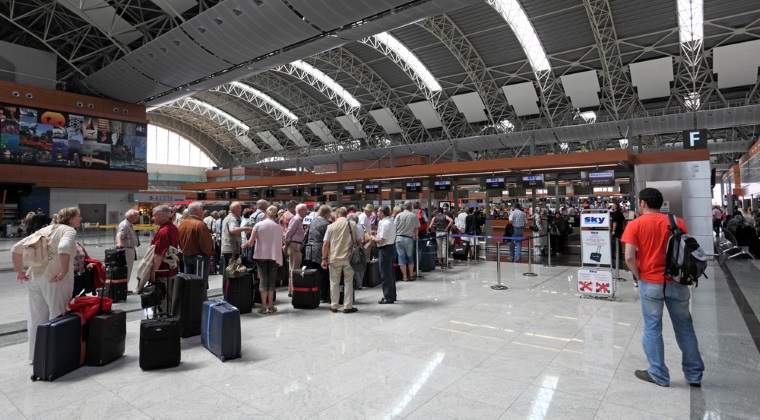 Românii blocaţi pe aeroportul din Istanbul au ajuns acasă!