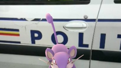 Poliţistul Marian Godină a fost uimit să vadă cum un bărbat, a prins un pokemon tocmai lângă maşina de poliţie!